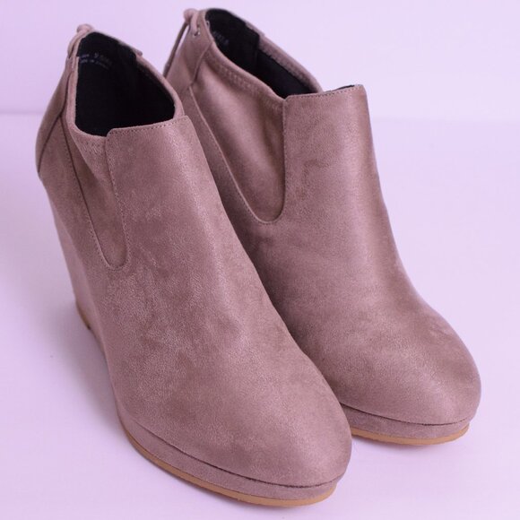 CL by Chinese Laundry Women's Faux Suede Viva Wedge Ankle Booties - Size 9.5M - Picture 2 of 7